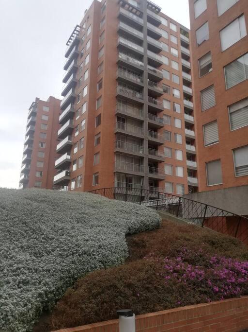 Hermosa Habitacion Privada En Conjunto Residencial Cerca Al Aeropuerto Y Terminal De Bogota, Zonas Comunes Se Comparten Con 1 Persona Daire Dış mekan fotoğraf